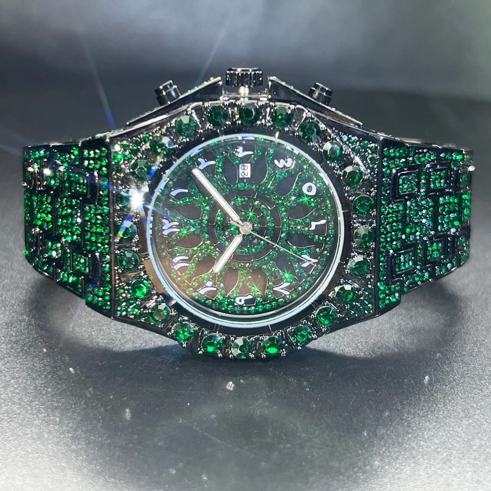 Saa ya kifahari ya hip-hop kwa wanaume walio na rhinestones za kijani kibichi.